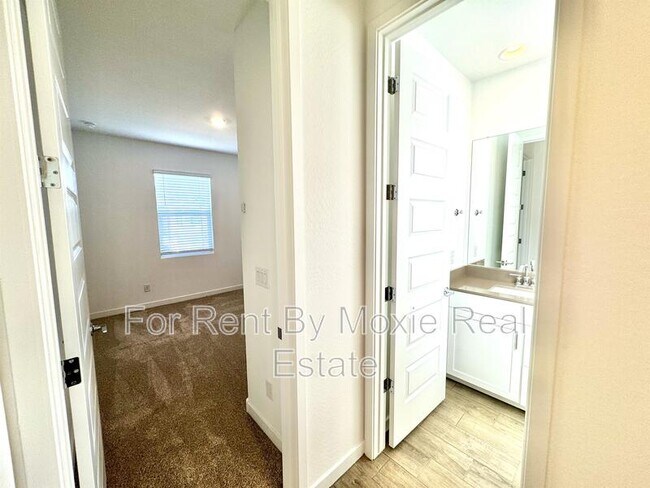 Building Photo - 36370 W Leonessa Ave