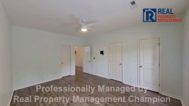 Foto del edificio - Spacious 3-Story Townhome in the Heart of Carolina Beach — Backs to State Park