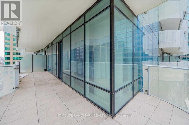 Photo du bâtiment - 1-801 Bloor St E