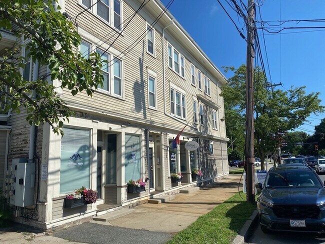 Foto del edificio - 15 Brush Hill Rd