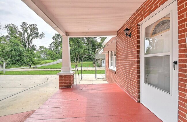 Building Photo - 401 Hillcrest Dr