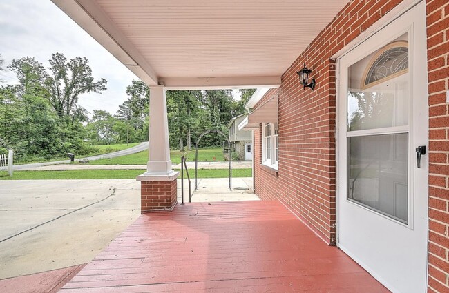 Foto del edificio - 401 Hillcrest Dr