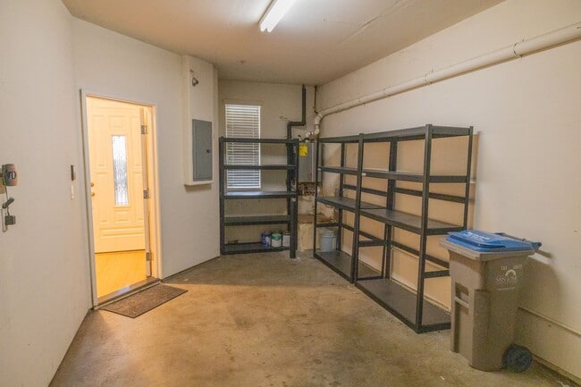 Foto del edificio - Beautiful 3 bedroom townhouse that is conv...