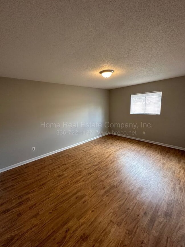 Foto del edificio - 1000 Salisbury St