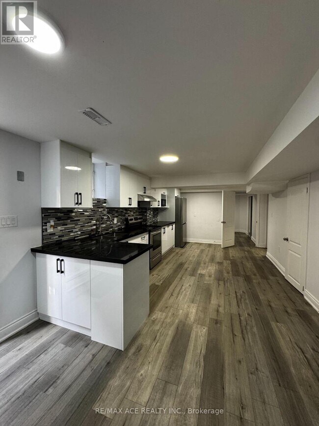 Building Photo - 17 Meekings Dr