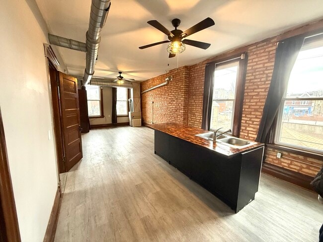 Foto del edificio - 2141 S Marshall Blvd