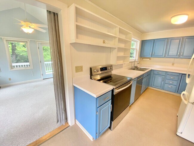 Building Photo - 3 Bedroom 1 Bathroom House New North End N...