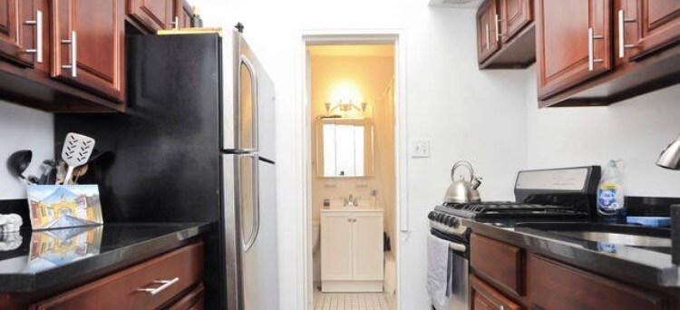 Building Photo - 212 W 79th St