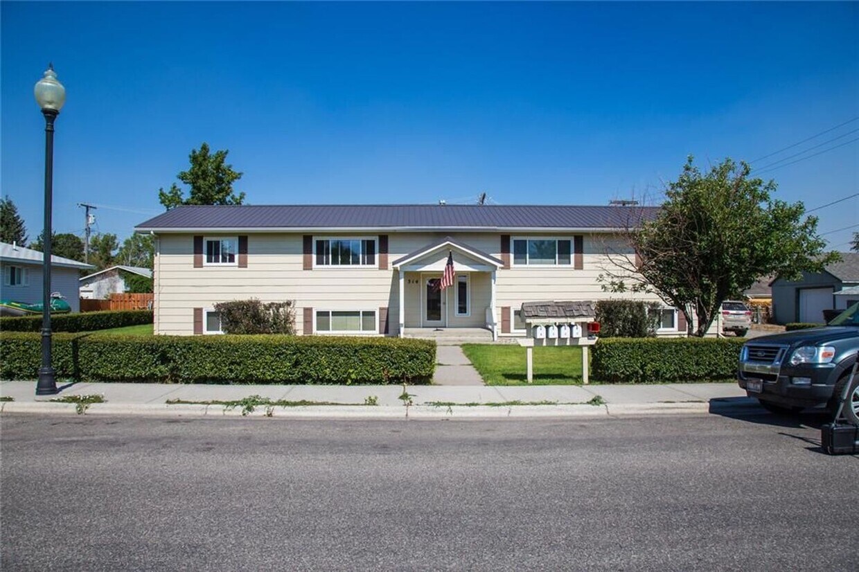 Primary Photo - Joe&#39;s Four Plex