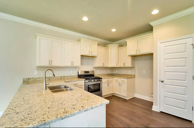 Building Photo - 7117 Glen Eagle Dr