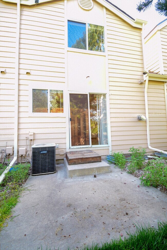 Foto del edificio - 2929 Ross Dr