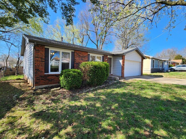 Foto del edificio - Spacious 3-Bedroom, 1.5-Bathroom Home AVAI...