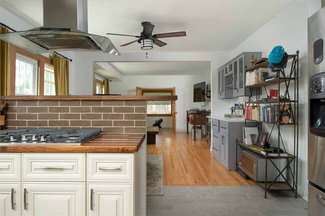 Foto del edificio - 2401 3rd st NE Apt 2