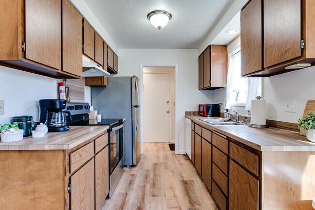 Building Photo - 897 Rainbow Dr