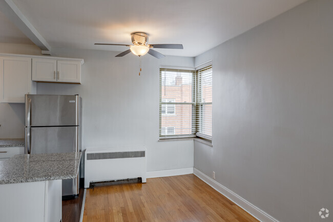 1BR, 1BA - 700SF - Comedor. - Owen Park Apartments