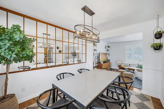 Foto del edificio - Mostly Updated 5BD, 3BA Littleton Home with 2-Car Garage