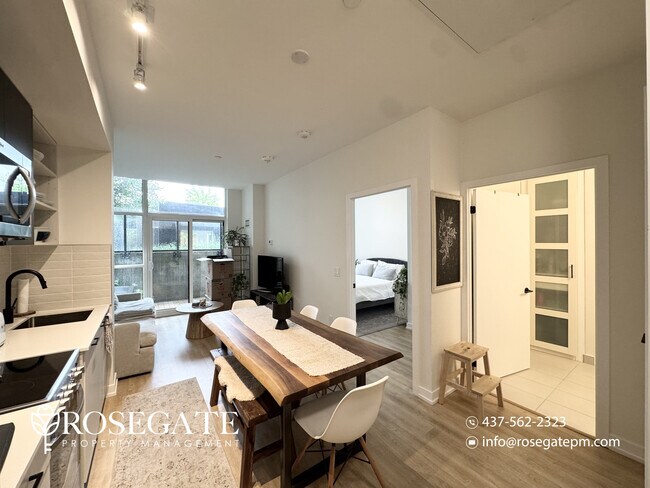 Photo du bâtiment - Pet-Friendly Furnished 1-Bedroom Condo with Locker – Old Toronto