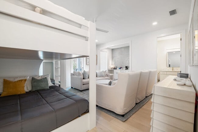 Building Photo - 31 Sarah St