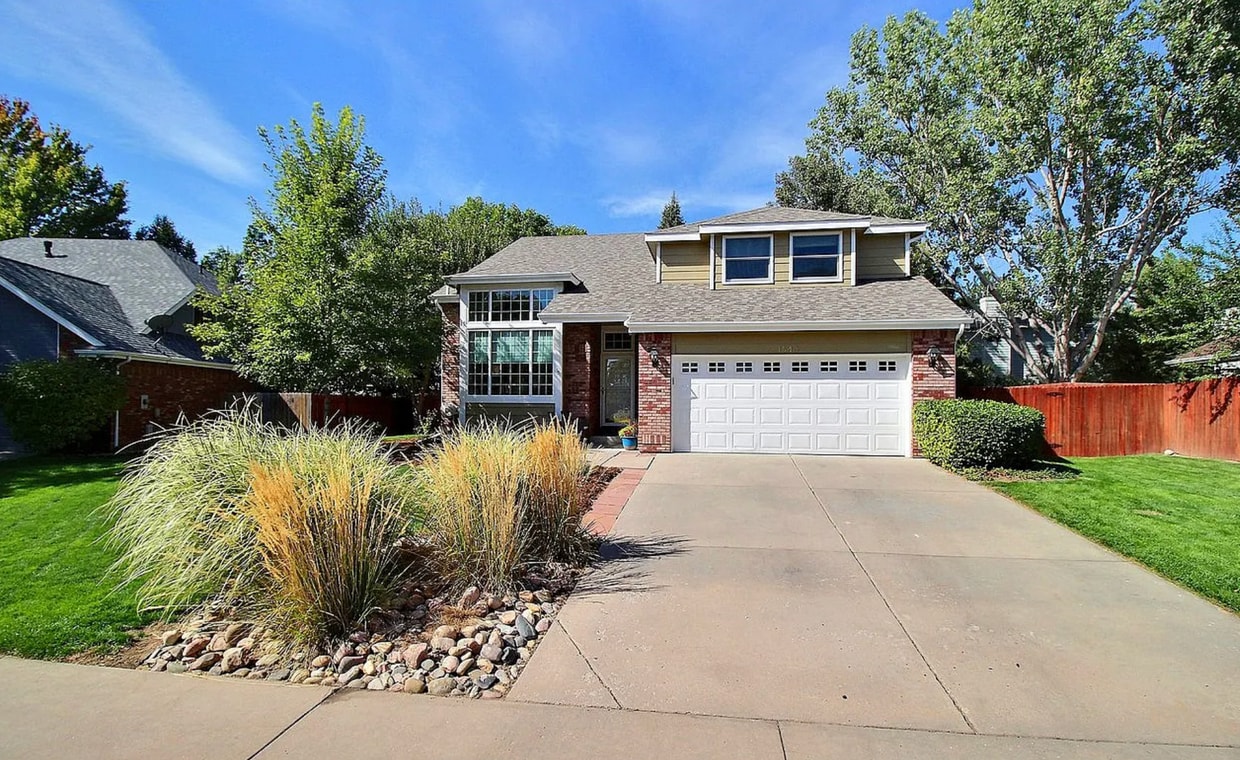Foto principal - Spacious 4-Bedroom Home with Huge Fenced Y...