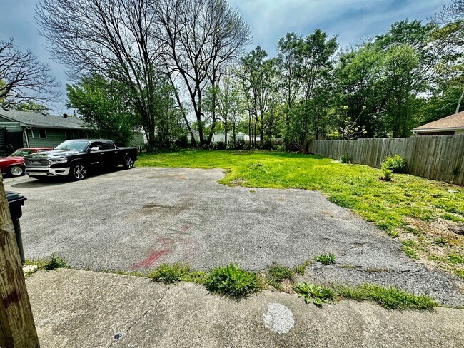 Building Photo - Beechmont Neighborhood - 1 Bed 1 Bath with Balcony and Central Air