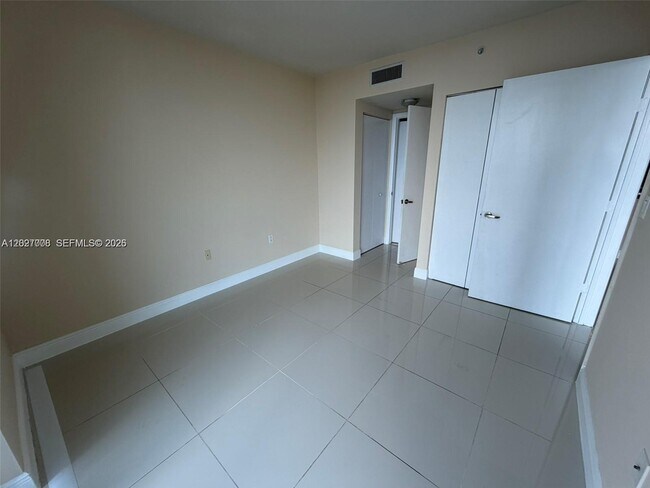 Foto del edificio - 1871 NW S River Dr
