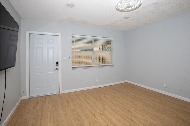 Foto del edificio - 1135 NW 6th Ave