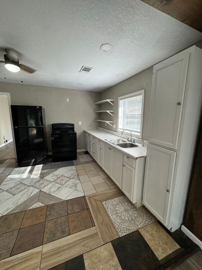 Building Photo - 3 Bedroom / 1 Bath Available Now in Jonesboro