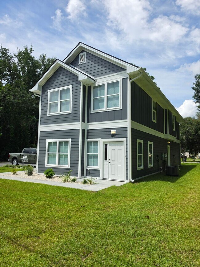 Building Photo - Charming 3 bed, 1.5 bath