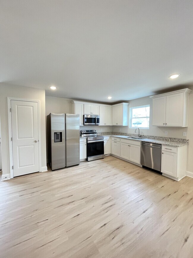 Building Photo - 322 W 41st St