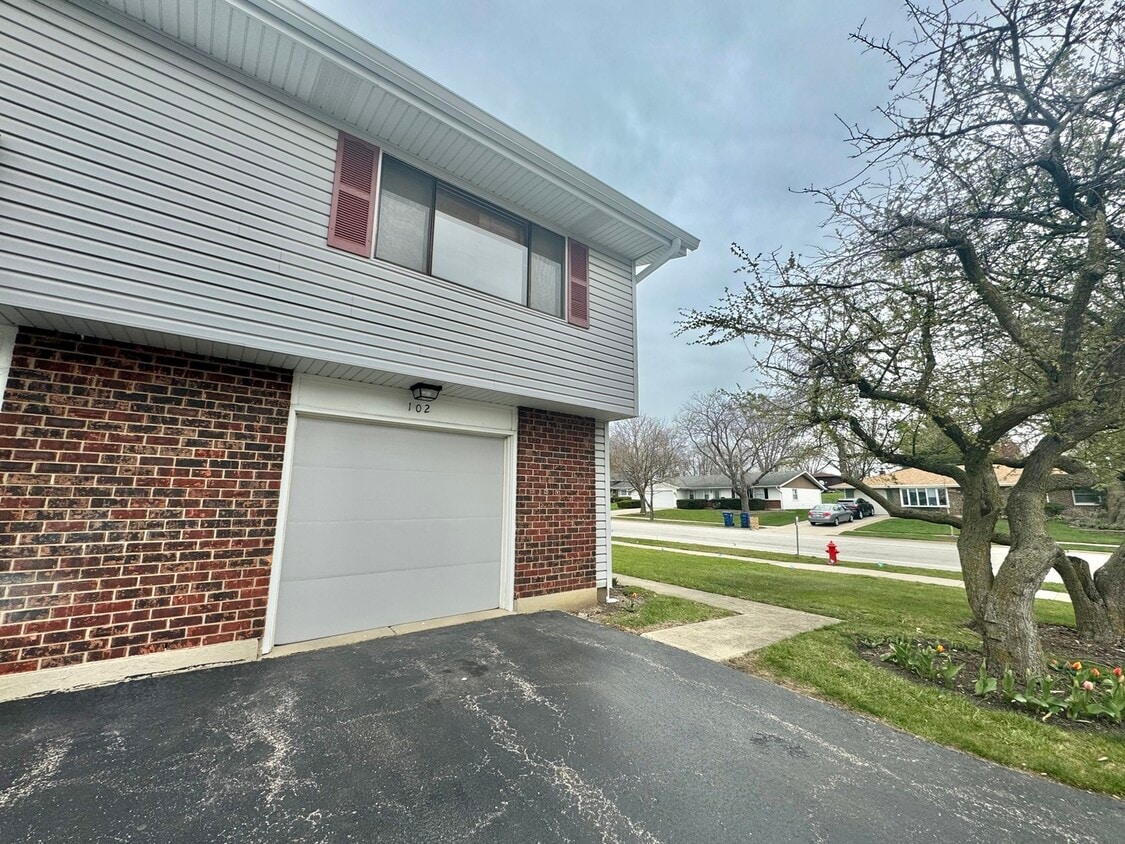 Primary Photo - 102 N Salem Dr