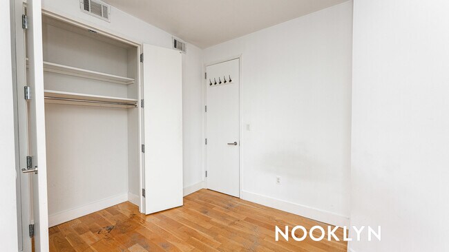 Foto del edificio - 544 Throop Ave