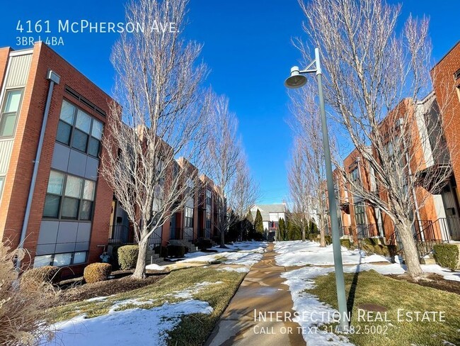 Foto del edificio - Stunning CWE Townhome