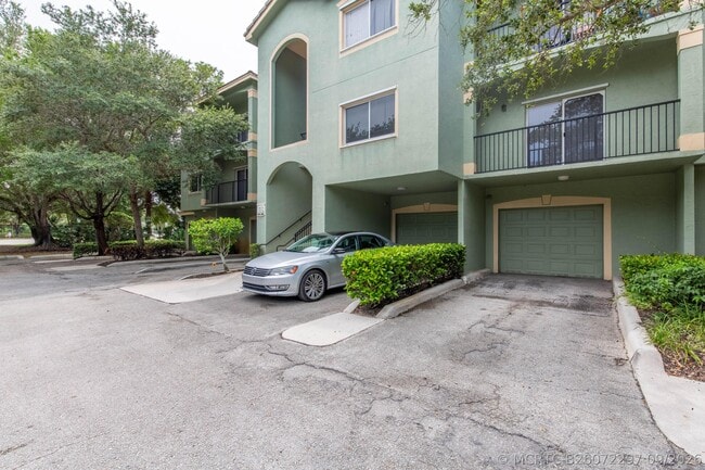 Building Photo - 350 Crestwood Cir