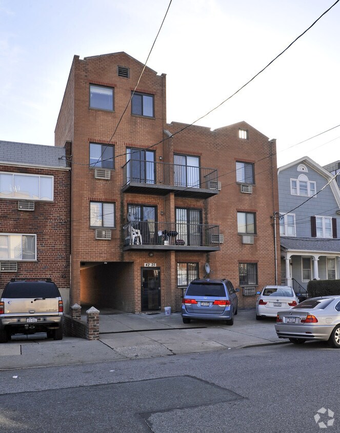 Foto del edificio - 42-25 213th St