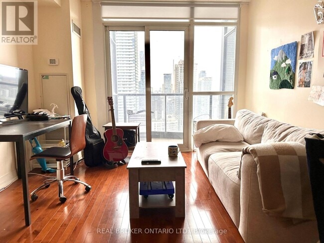 Building Photo - 21 Carlton St.