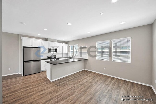 Building Photo - 833 Iris Way