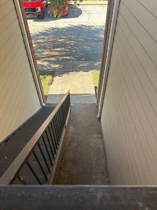 Building Photo - ONE BEDROOM, one bath! Condo by ACU!
