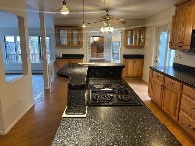 Foto del edificio - Century 21 Gold Rush - 3 bed, 2.5 bath (Fa...