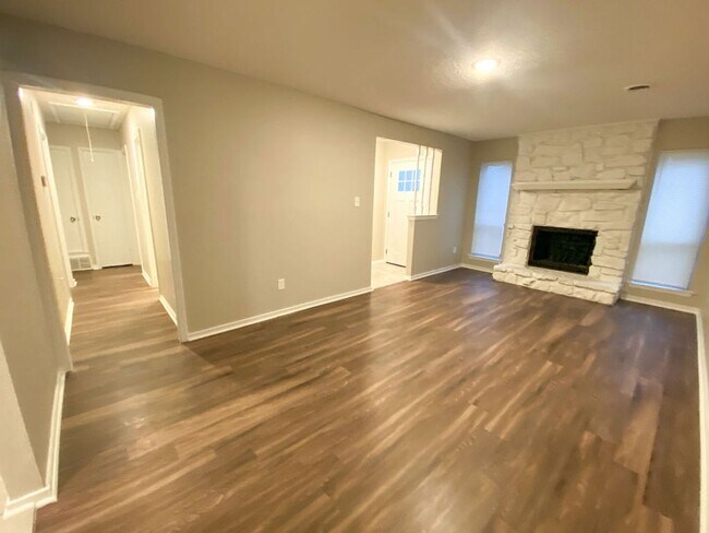 Building Photo - 3 Bed 2 bath in Raleigh / ss appliances an...