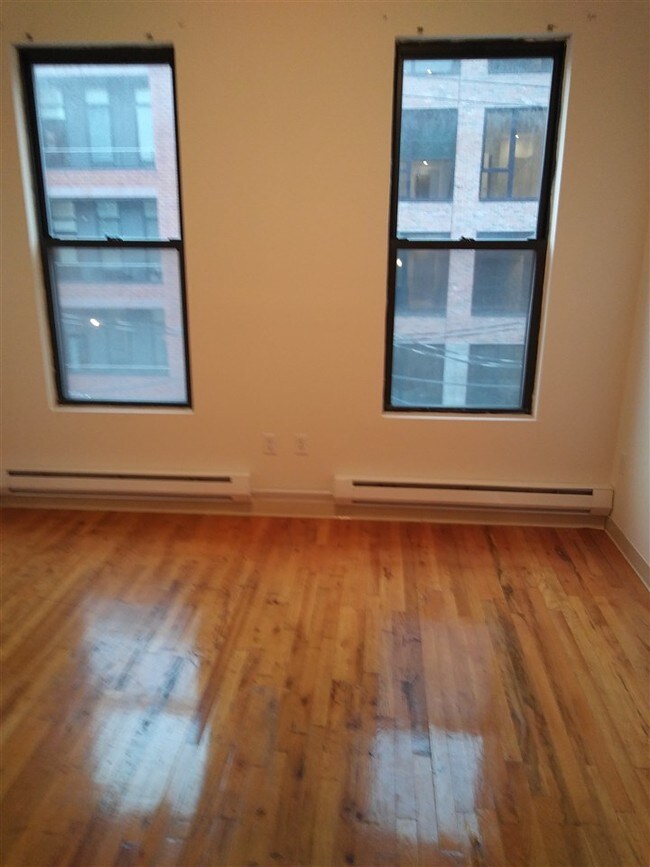 Foto del edificio - 1409 Grand St