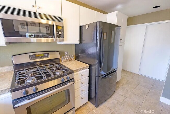 Building Photo - 1112 E Whiting Ave