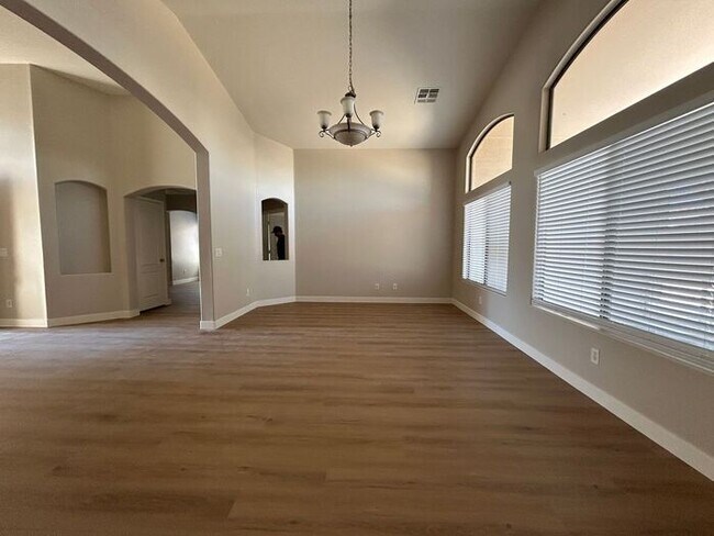 Building Photo - 434 E Chicory Pl