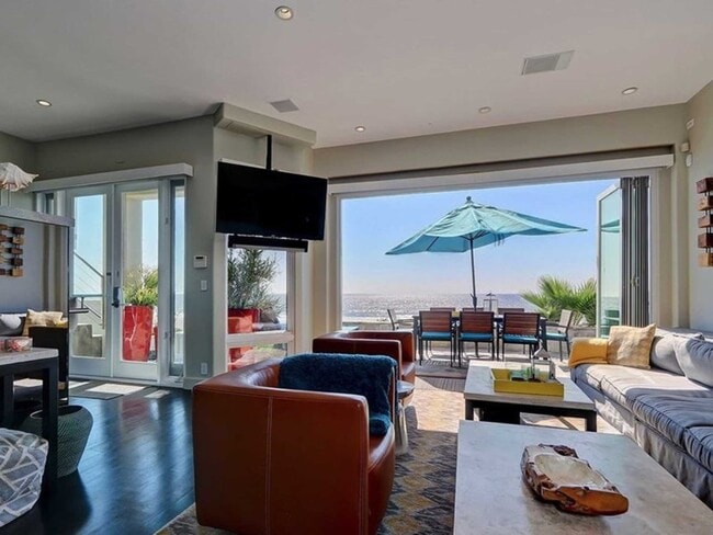 Building Photo - 4404 The Strand