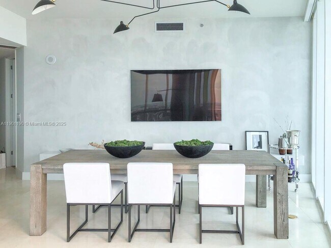 Foto del edificio - 100 South Pointe Dr