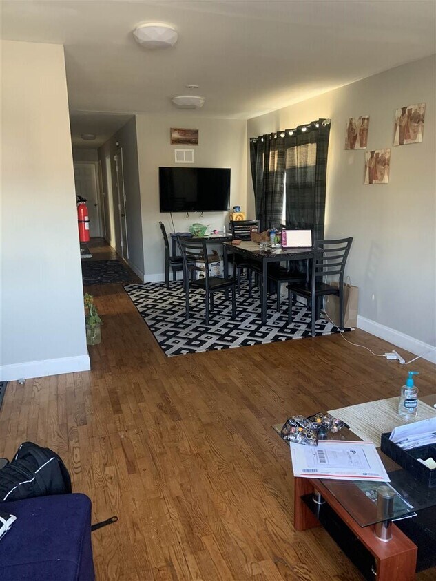 Foto principal - 819 Secaucus Rd