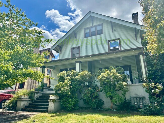 Foto del edificio - Gorgeous Top Level of Huge Craftsman House!