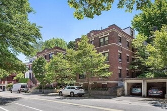Building Photo - 586 Washington St