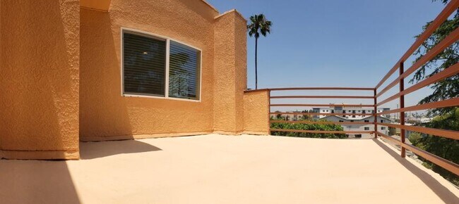 Building Photo - 3 bedroom in North Hollywood CA 91601