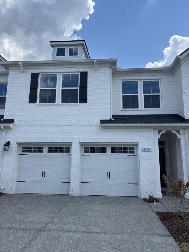 Building Photo - 607 Club View Way