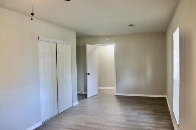 Building Photo - 6122 Heatherbrook Dr